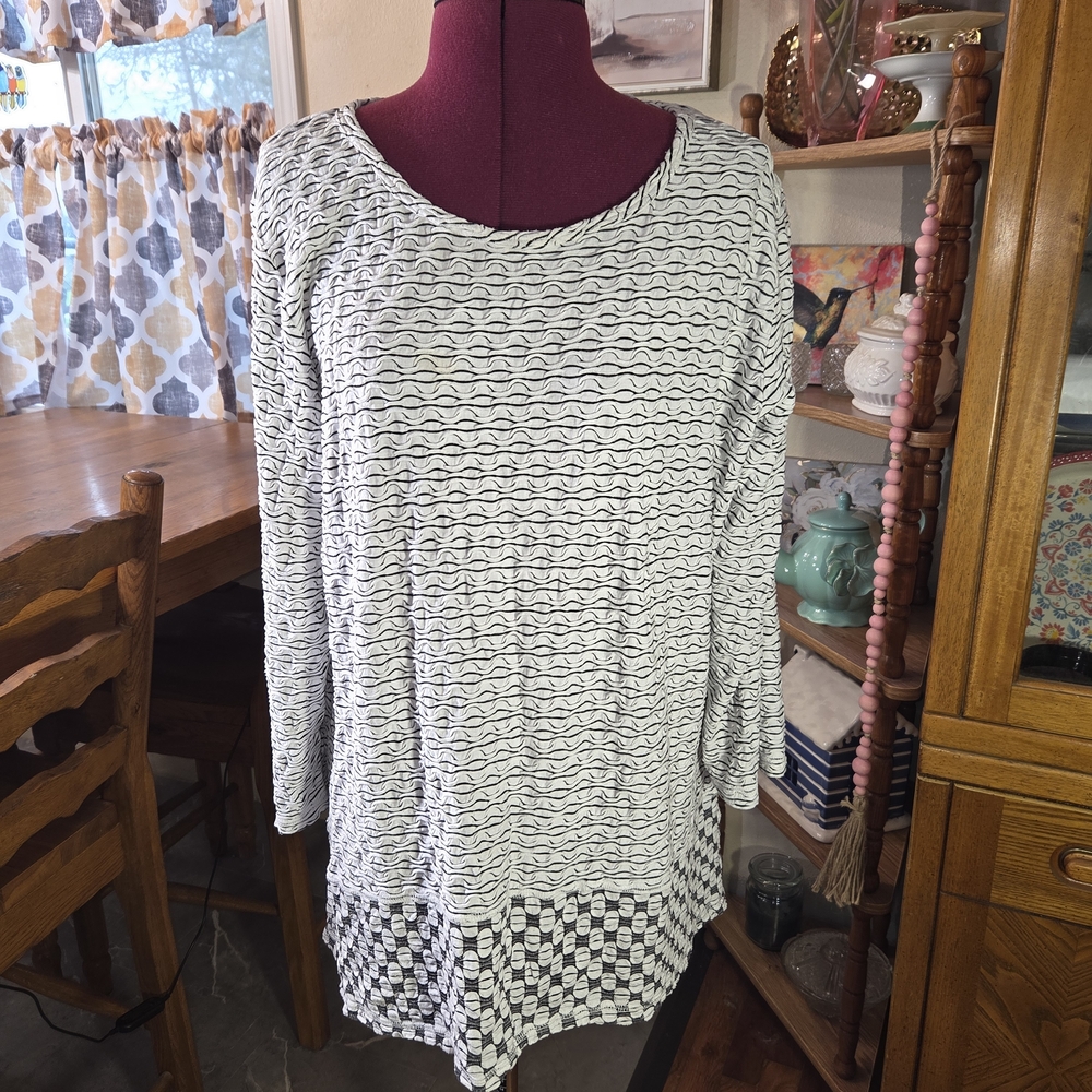 CMC (Color Me Cotton) Black and White Textured Women's Tunic Top. CCCP